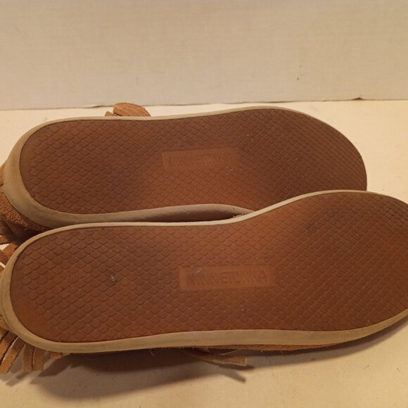NWT MINNETONKA Classic Tan Suede Fringed Moccasins Women's Sz 6 - Picture 11 of 11